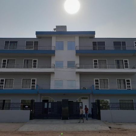 Hotel The Luxem - Behind Ibis Hotel Gurugram Gurgaon Exterior foto