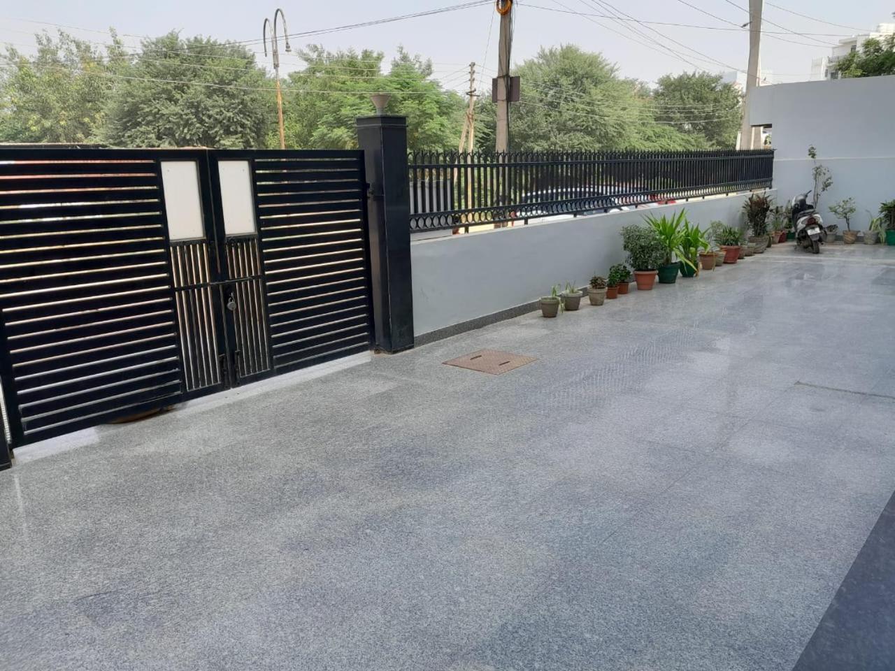 Hotel The Luxem - Behind Ibis Hotel Gurugram Gurgaon Exterior foto